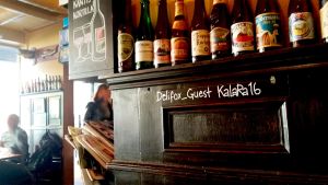 Att kunna erbjuda internet är viktigt för krogar, caféer och andra företag. En bar har skrivit på väggen namnet på det öppna nätverket samt lösenordet.