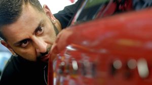 Yianni kustomoi auton värin sointumaan vaikka vaativan asiakkaan bikineihin