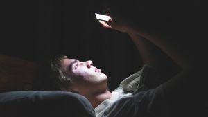 Tuhoaako älylaite Homo sapiensin kivikautiset aivot?