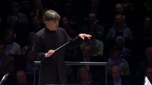 Esa-Pekka Salonen johtaa