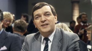 Minusta presidentti - Paavo Väyrysen kampanja alkaa (1987)