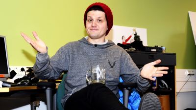 Niclas Johansson balanserar en mugg på knät.