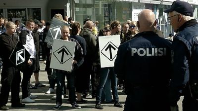 En demonstration med högerextrema anhängare har lett till oroligheter i Jyväskylä på lördagen. Demonstranter från Finska motståndsrörelsen ska ha stormat in i ett varuhus.