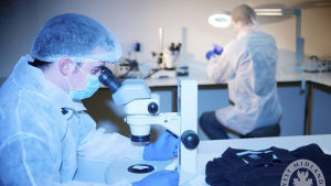 Det är inte Pauliina själv som letar efter dna-spår på kläderna. Det gör man i ett kriminaltekniskt laboratorium. Ett kriminaltekniskt laboratorium i Birmingham.