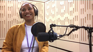 Minna Salami spelar in sitt sommarprat på BBC i London Minna Salami recording her summer speech