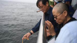 Liu Xiaobos änka Liu Xia (till höger) tillsammans med Liu Xiaobos yngre bror spred den avlidne fredspristagarens aska i havet i mitten av juli 2017. Liu Xiaobos änka Liu Xia (till höger) tillsammans med Liu Xiaobos yngre bror sprider den avlidne fredspristagarens aska i havet.