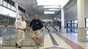Peter Ståhlberg och Max Jansson i det som ska bli nygammal avgångshall. Peter Ståhlberg och Max Jansson i det som ska bli nygammal avgångshall.