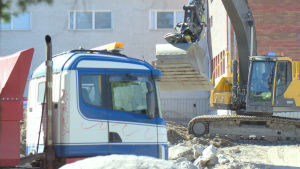 Markarbeten utanför Sandvikens hälsostation. Markarbete vid Sandvikens hälsostation i Vasa.