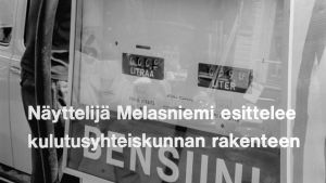 "Näyttelijä Melasniemi esittelee kulutusyhteiskunnan rakenteen", planssi elokuvassa Kesäkapina