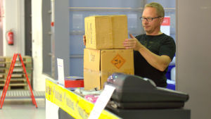 Krister Grönholm säljer fyrverkeripjäser inför helgen. Krister Grönholm säljer fyrverkeripjäser inför helgen.