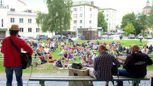 Peter Svanström uppträder i Jakobstad. Peter Svanström med vänner underhåller med musik under picknicken mot kärnkraft.