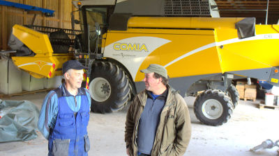Martin Edman och Christian Storm vid skördetröskan som stått stilla en vecka.