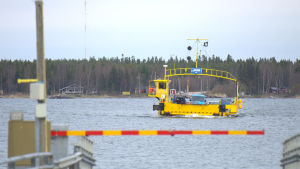 Färjfärden är kort men livsviktig för Bergöborna. Färjan på väg från Bergö mot fastlandet.