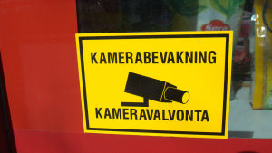 Många införskaffar idag också larmsystem och kameraövervakning till stugan. Kameraövervakning finns numera på platsen.