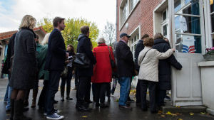 Fransmännen röstade flitigt i söndagens primärval. Fransmännen röstar om presidentkandidat.