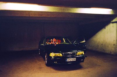 Musta Volvo, jonka kyytiin on ahtautunut somalitytöjä