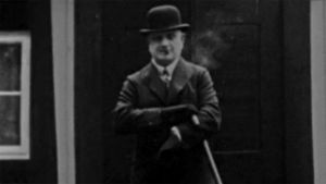 Jean Sibelius Ainolan edustalla (1927).