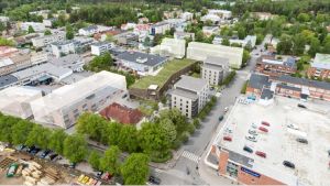 En visualisering av hur det kunde se ut om de byggnader där Bemacenter finns i dag och byggnaden där Kotipizza och ett gym finns i dag skulle få flera våningar. Också längs Centralgatan mitt emot biblioteket finns visualiseringar av nybyggen i flera våningar. En stad uppifrån med gator, bilar, bostäder och träd.