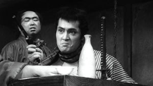 Kino Klassikko: Yojimbo - Onnensoturi. Gangsteri (Tatsuya Nakadai) osoittelee revolverillaan elokuvassa Yojimbo – onnensoturi
