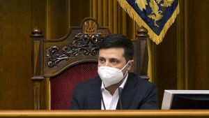 Volodymyr Zelenskyi vill att det ukrainska folket ska få rösta om ifall utlänningar ska få köpa odlingsjord. Presidenten bar munskydd i parlamentet den 30 mars på grund av coronaviruset. Ukrainas president Volodymyr Zelenskyi sitter med munskydd i parlamentet den 30 mars 2020.