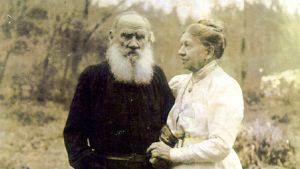 Lev och Sofia Tolstoj - Tolstoj är en av många Schopenhauerbeundrare Fotografi av Leo Tolstoj med hustrun Sofia Tolstoj den 23 september 1910 på parets 48:e bröllopsdag, en kort tid innan Leo Tolstoj i vredesmod avvek från hemmet och snart därefter dog på en järnvägsstation.