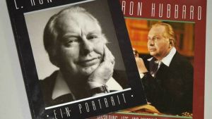 Scientologins skapare L. Ron Hubbard på bokpärmar 2007. Scientologins grundare L. Ron Hubbard på bokpärmar 2007. Feature / Symbol: L. Ron Hubbard 01/07 teu Lafayette Ronald Hubbard Science Fiction Autor Schriftsteller Literatur Scientology Gründer Kirche Sekte Religion.
