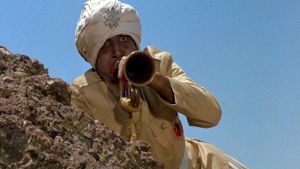 Hrundi V. Bakshi (Peter Sellers) intialaisen sotilaan roolissa elokuvassa Pahuksenmoiset pirskeet