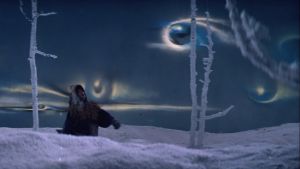 Silmiä taivaalla, öinen talvinen maisema. Kuva Kwaidan-elokuvasta.