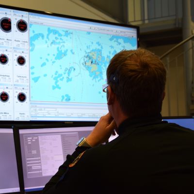 Operaattori Robin Lindström, Länsi-Suomen merivartioston johtokeskus.