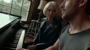 Song to Song: Rooney Mara ja Ryan Gosling Nainen (Rooney Mara) ja mies (Ryan Gosling) pianon ääressä. Kuva elokuvasta Song to Song