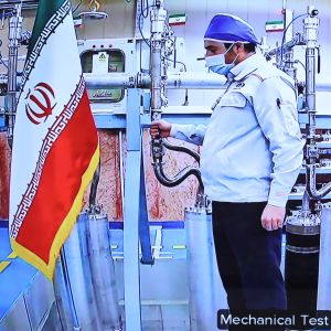 Den här bilden på en tekniker i anrikningsanläggningen Natanz, publicerades av det iranska presidentkansliet så sent som igår, den 10 april. Då firade Iran kärnteknikdagen
