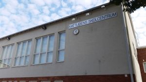 Den manliga läraren som pekas ut i polisanmälan har nu andra uppgifter inom Esbo stad. Han nekar till de misstänkta brotten. Mattlidens skolcentrum.