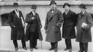 Marinetti (i mitten) tillsammans med vänner år 1912. Den italienska futuristen Marinetti (i mitten) poserar med vänner.
