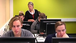 Camilla Grundström undervisar. Ted Lönngren och Nico Järviö blir färdiga rörmontörer i vår. Camilla Grundström undervisar i samhällslära i Axxell i Karis.