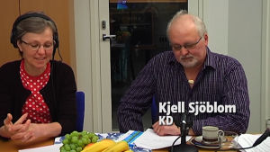 KD har haft en plats i Hangöfullmäktige. Debatten leddes av Yle:s Pia Santonen. En kvinna och en man vid ett bord.