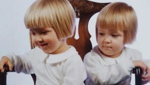 Sakris Kupila tillsammans med sin tvillingbror. Sakris Kupila som barn tillsammans med sin tvillingbror.