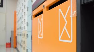 Logistikföretagen hoppas folk hämtar sina paket så fort de kan. En rad med paketluckor.