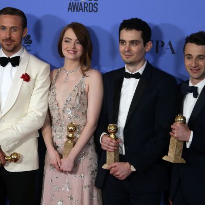La La Landin näyttelijät Ryan Gosling ja Emma Stone sekä ohjaaja Damien Chazelle ja säveltäjä Justin Hurwitz Golden Globe -palkinnot käsissään.