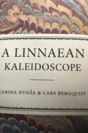 Ryggen på omslaget till Carina Nynäs och Lars Bergquists verk A Linnaean Kaleidoscope. 2016. Ryggen på Carina Nynäs och Lars Bergquists bok A Linnaean Kaleidoscope. 2016.