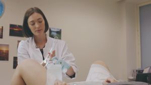 I Raseborg ska man också kalla 25- och 65-åringar på kontroll. Under en rutinundersökning använder gynekologen bara ett instrument.