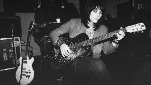 Joan Jett istuu kitara sylissä, arkistokuva dokumentista Bad Reputation