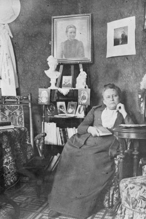Minna Canth i sin salong i Kuopio 1891
