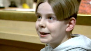 Ari Koivunen 14-vuotiaana nuorten kulutusta käsittelevästä uutisraportissa 1998.