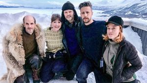 Mattias Fransson (Tommy), Sanna Sundqvist (Madde), huvudregissör Felix Herngren, Jakob Setterberg (Petter) och Ida Engvoll (Yvette). Teamet bakom Andra åket poserar.