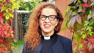 Teologiantohtori, pastori Mari-Anna Auvinen syksyisessä villiviinipuutarhassa