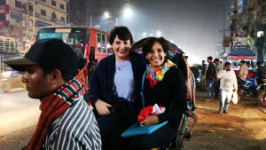De två kursledarna Cecilia Löfgren och Norma Lopez åker rickshaw. Det är ett vanligt fortskaffningsmedel i Bangladesh. Cecilia Löfgren och Norma Lopez sitter i en rickshaw.