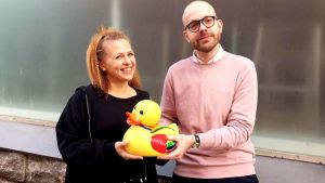 Catariina Salo är sedan februari 2017 ordförande för föreningen för HBTIQ-peroner i Svenskfinland, Regbågsankan. Före detta ordförande Oscar Ohlis räcker över Regnbågsankan till nyvalda Catariina Salo.