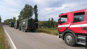 Räddningsverket i Egentliga Finland fick hjälp av kolleger från Birkaland, Egentliga Tavastland, Satakunta och västra Nyland. Brandbil från Backgränd FBK i Pojo på väg för att släcka skogsbranden i Pyhäranta.
