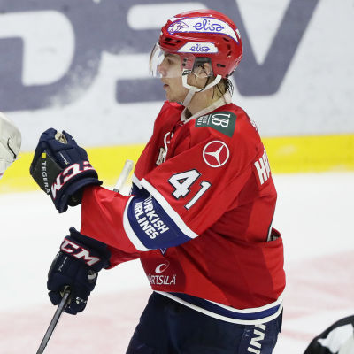 Målvakten Kevin Lankinen och Miro Heiskanen firar den andra semifinalsegern.