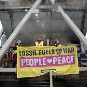 Greenpeace-aktivister protesterar mot importen av rysk stenkol den 5 april 2022.